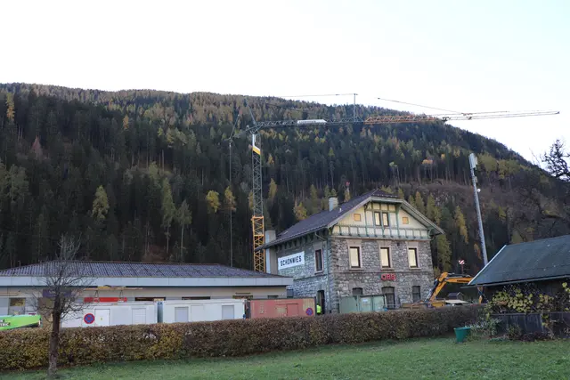 Die Arbeiten am Schönwieser Bahnhof laufen bereits auf Hochtouren. | Foto: Thomas Seelos