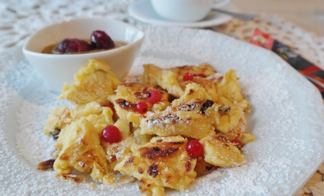Der Kaiserschmarrn bleibt mit 34,2 Prozent der unangefochtene Favorit unter Österreichs Mehlspeisen und verbindet Jung und Alt gleichermaßen. | Foto: Pixabay
