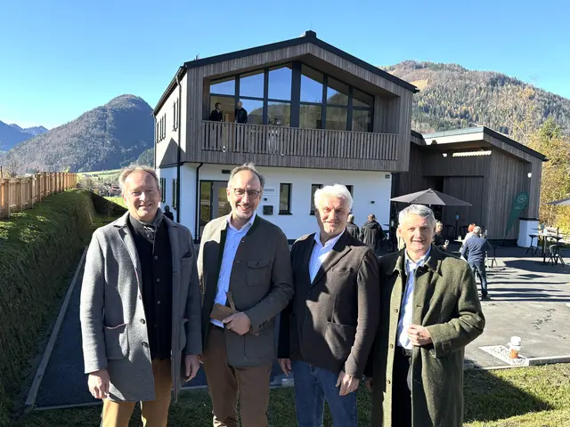 Robert Jong (Vize-Bgm. Kirchdorf), Hermann Schmiderer (ÖBf-Betriebsleiter), Gerhard Obermüller (Bgm. Kirchdorf), Georg Schöppl (ÖBf-Vorstandssprecher). | Foto: Nikolaus Kogler