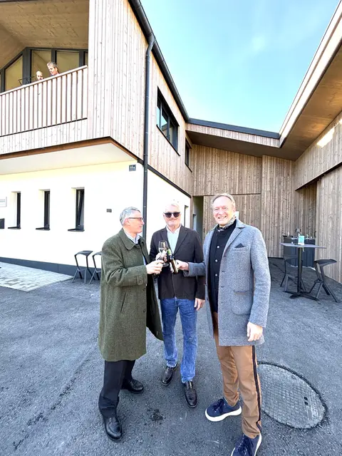 Prost: G. Schöppl, G. Obermüller, R. Jong. | Foto: Nikolaus Kogler
