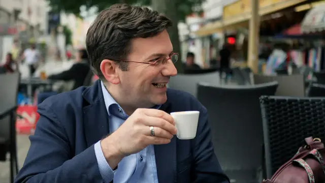 Auf einen Kaffee mit Bezirksvorsteher Wilfried Zankl (SPÖ).  | Foto: BV 12