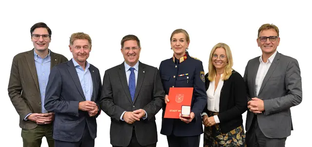 Als stellvertretende Leiterin der JA Wels wurde Teresa Heigert (3. v. r.) für ihr Wirken nun von der Stadt mit der Verdienstmedaille ausgezeichnet. | Foto: Stadt Wels