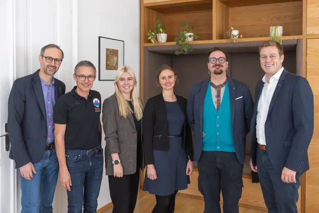 v.l.: Norbert Rainer (Geschäftsführer Klimabündnis OÖ), Günther Weidlinger, Anna Hollnsteiner (beide Linz Donau Marathon), Viktoria Sperrer, Fabian Gnadlinger (beide Verein kunst.fair.bunt) und Landesrat Stefan Kaineder. | Foto: Land OÖ/Charlotte Guggenberger