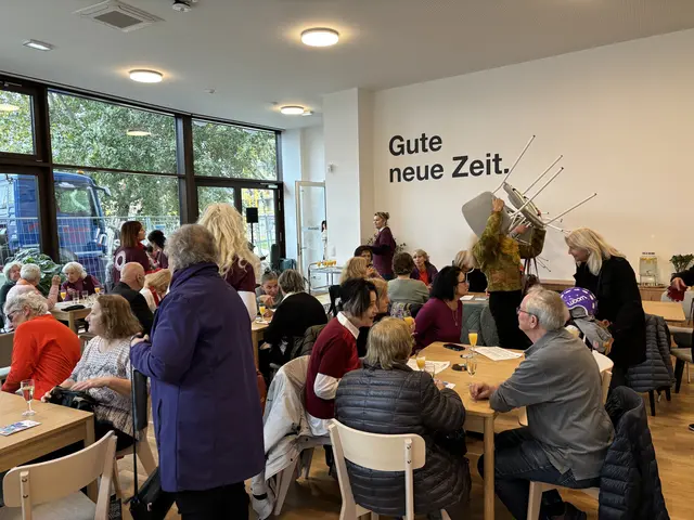 Der Andrang war so groß, dass zusätzliche Stühle kommen mussten.  | Foto: Luca Arztmann/MeinBezirk