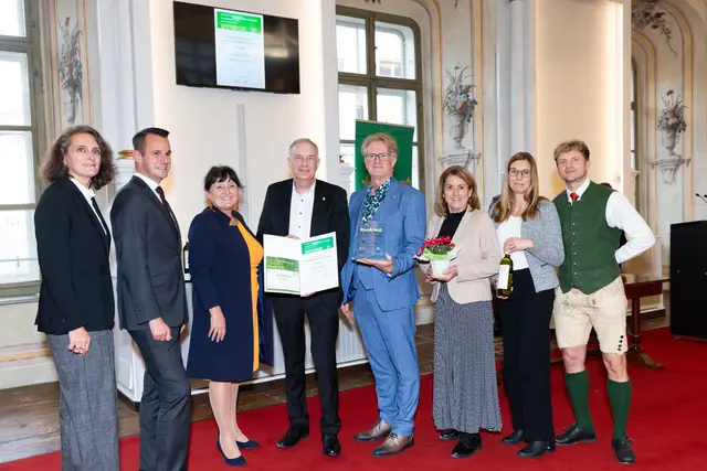 Landesrat Stefan Hermann (2. v. l.) und Landeshauptmann-Stellvertreterin Manuela Khom (3. v. l.) gratulierte den Weizern. | Foto: Reggam Photography