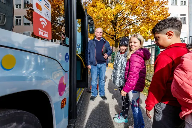 Titelfoto Vöcklabruck: Das Busunternehmen Dr. Richard bietet Sicherheitstrainings für die Busfahrt zur Schule an. Heuer nutzten neun Volksschulklassen aus Attnang-Puchheim und Regau das Angebot. | Foto: Dr. Richard/Zeitreise Fotografie.