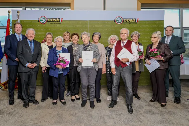 Von links: LAbg. Michael Nell, Landesobmann LH a.D. Dr. Josef Pühringer, Renate Schütz, die Geehrten und Begleiter, Landesgeschäftsführer BR Franz Ebner. | Foto: OÖ Seniorenbund