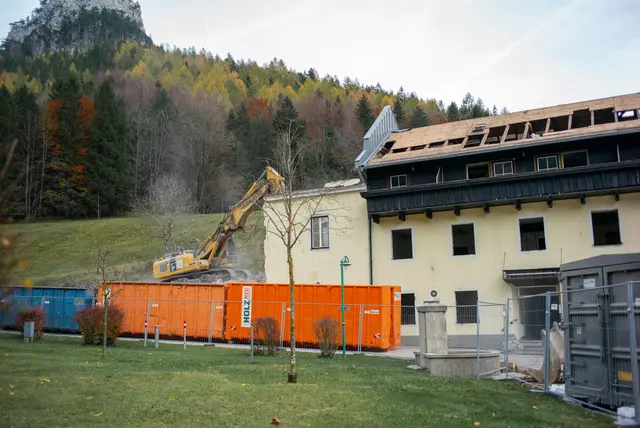 Der Bagger arbeitet sich von hinten nach vorne. | Foto: Santrucek