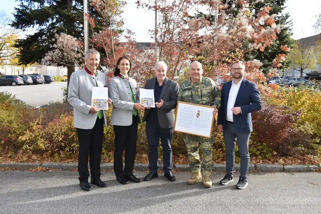 Mit der Übergabe der Partitur setzt die Bolfras-Kaserne ein musikalisches Zeichen der Verbundenheit zwischen Militär und Stadtgesellschaft.  | Foto: Elisabeth Fichtinger/Christian Luckner