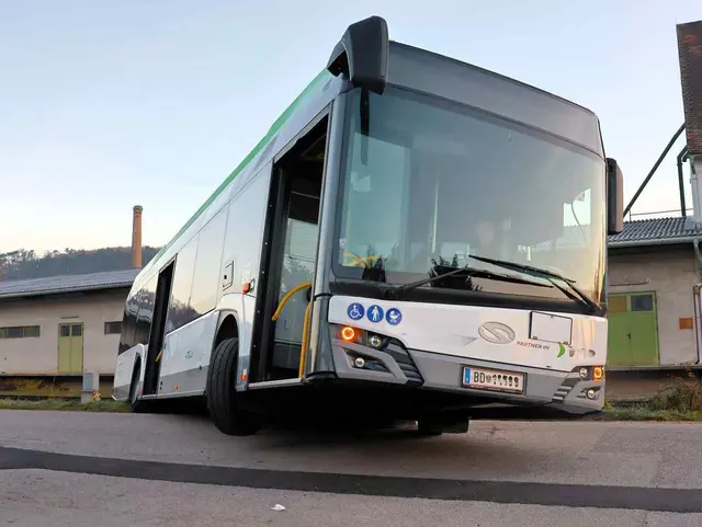 Bei einem Wendemanöver geriet der Bus über die Böschung. | Foto: ASB Markus Hackl