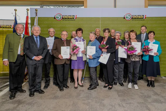 Bezirksobmann Johann Schweiberer (li.)und Landesobmann LH a.D. Dr. Josef Pühringer (2. v. li.) überreichen die Ehrenzeichen an verdiente Funktionärinnen und Funktionäre des Oberösterreichischen Seniorenbundes. | Foto: OÖSB