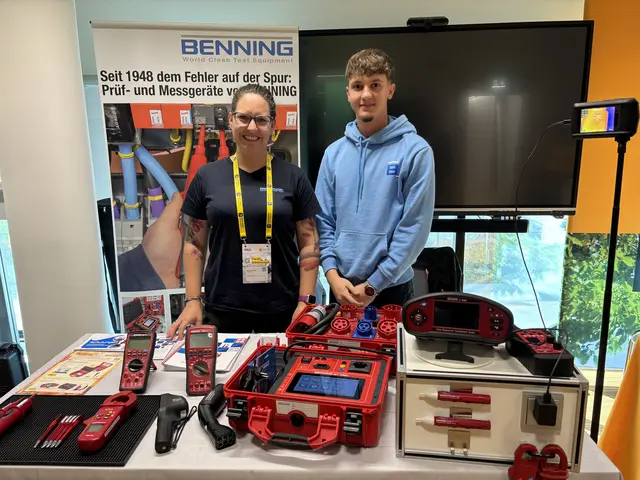 Katharina Reichenpfader und Jasin Idrizi von der Firma Benning GmbH aus St. Andrä-Wördern mit ihrem Stand im Haus der Digitalisierung. | Foto: Victoria Edlinger