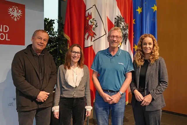 LRin Eva Pawlata (r.) mit den Vortragenden: (v.l.) Martin Kurz (Krankenhaus St. Vinzenz Zams), Barbara Juen (Universität Innsbruck) und Klaus Kapelari (Kompetenzzentrum -Gewaltambulanz). | Foto: Land Tirol/Reiter
