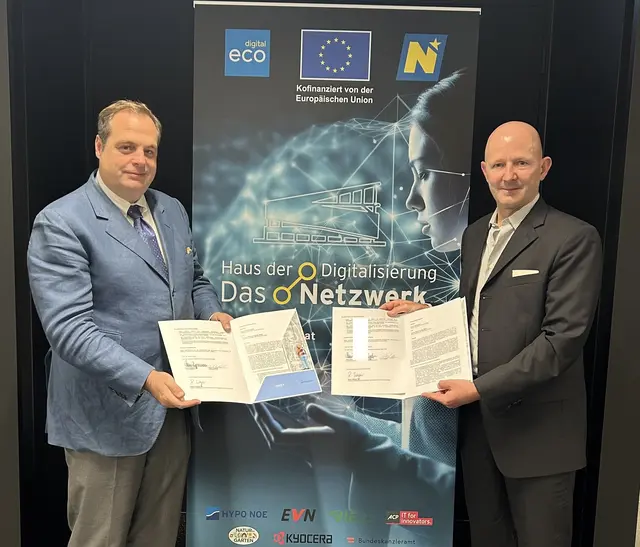 Der Kooperationsvertrag zwischen Danube Private University mit Direktor Robert Wagner, und dem Haus der Digitalisierung mit Geschäftsführer Claus Zeppelzauer. | Foto: HdD