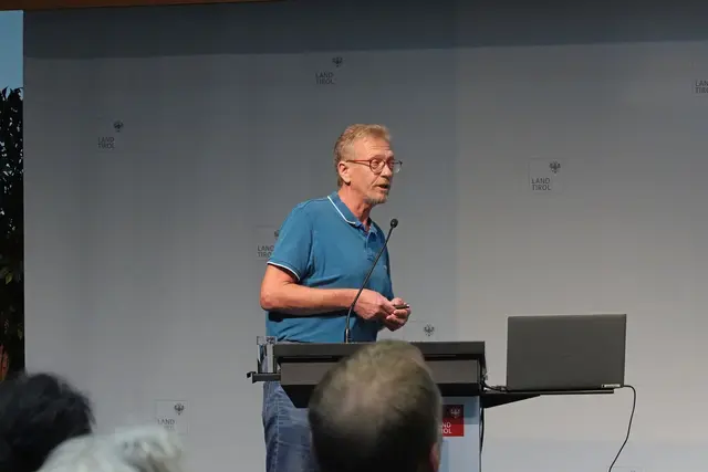 Klaus Kapelari stellte das neue Kompetenzzentrum - Gewaltambulanz vor. | Foto: Land Tirol/Reiter