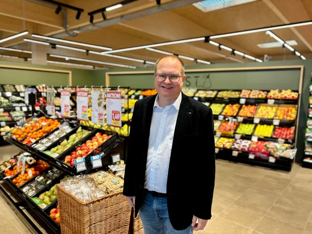 Georg Urban präsentierte der MeinBezirk-Redaktionsleitung voller Stolz seinen "neuen" Markt. | Foto: Markus Kahrer