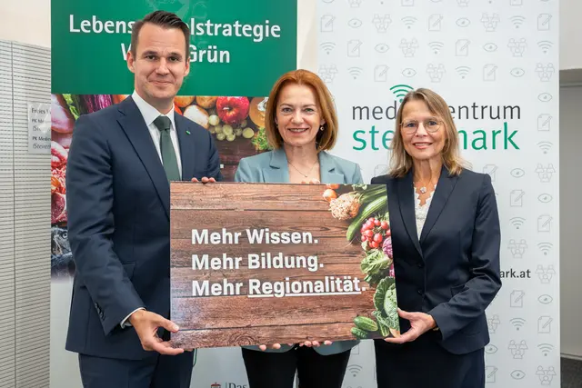 Bildungslandesrat Stefan Hermann, Agrarlandesrätin Simone Schmiedtbauer und PH-Steiermark-Rektorin Beatrix Karl (v.l.) setzen einen neuen Schwerpunkt zur Lebensmittelkompetenz. | Foto: Land Steiermark/Robert Binder