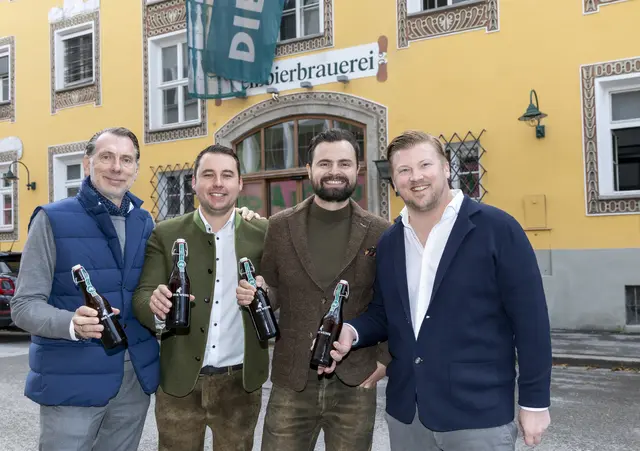 Ab Jänner 2026 führt die Gassner Gastronomie das Salzburger Wirtshaus in enger Partnerschaft mit der Eigentümerfamilie Gmachl weiter. Im Bild: Felix Gmachl (Salzburger Weissbierbrauerei), Stephan Gassner (Gassner Gastronomie), Dominic Gassner (Gassner Gastronomie) und Gerald Stocker (Gassner Gastronomie)  | Foto: Hechtfisch/A. Kolarik