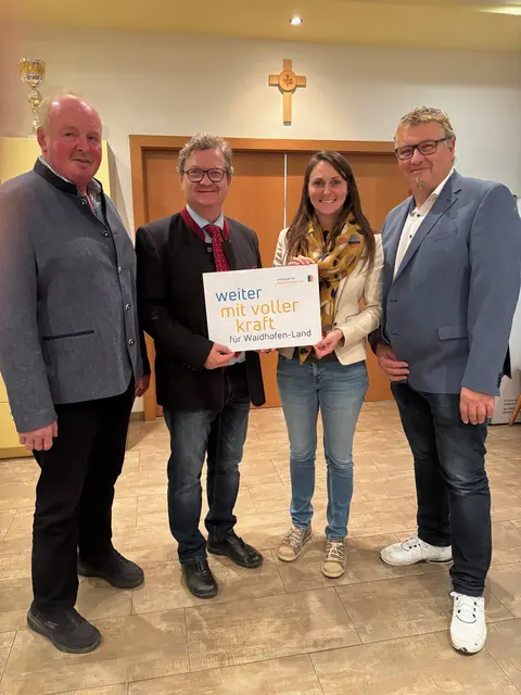 Viktoria Hutter gratuliert dem wiedergewählten Gemeindeparteiobmann Christian Drucker und seinen beiden Stellvertretern Dietmar Datler und Franz Sauer (l.). | Foto: VPNÖ