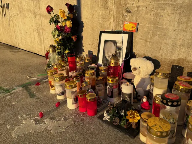 An der Unfallstelle gedenken Hinterbliebene der Unglückslenkerin | Foto: MeinBezirk.at/Stephan Fugger