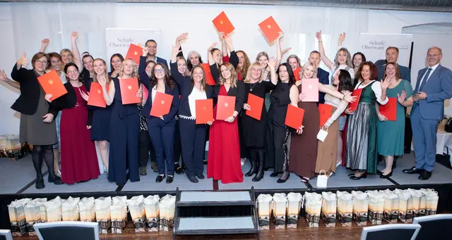 Landesrat Leonhard Schneemann (hinten rechts), Gesundheit Burgenland, Kaufmännischer Direktor Mag. Franz Öller (r.), Landessanitätsdirektor Klemens Lehner (hinten) und Direktorin Gabriele Ehrenhöfer, MSc, Schule für allgemeine Gesundheits- und Krankenpflege Oberwart (links) sowie den Lehrerinnen mit den Absolventinnen und dem Absolventen zur Pflegefachassistenz bei der Diplomüberreichung im Kastell Stegersbach. | Foto: Landesmedienservice Burgenland