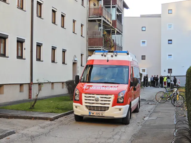 Einsatzkräfte der Feuerwehr Schwaz im Einsatz nach einem Kohlenmonoxidaustritt – auch in Pfunds mussten die Florianijünger am selben Tag zu einem Brand ausrücken. | Foto: zoom.tirol