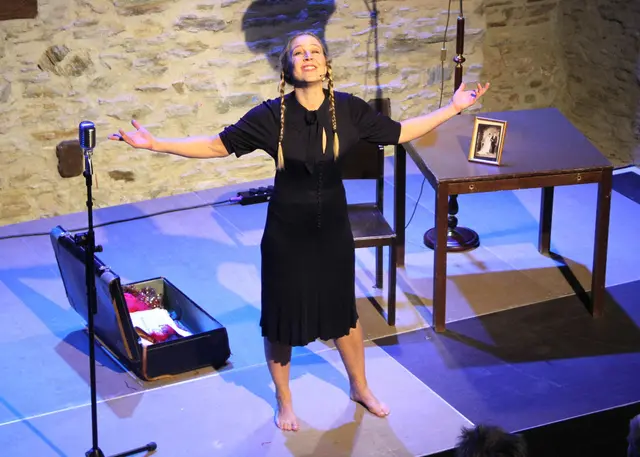 Die beliebte Schauspielerin NIna Proll begeisterte mit "Lieder eines armen Mädchens" das KLANGherbst-Publikum im Granarium der Burg Schlaining. | Foto: Peter Seper