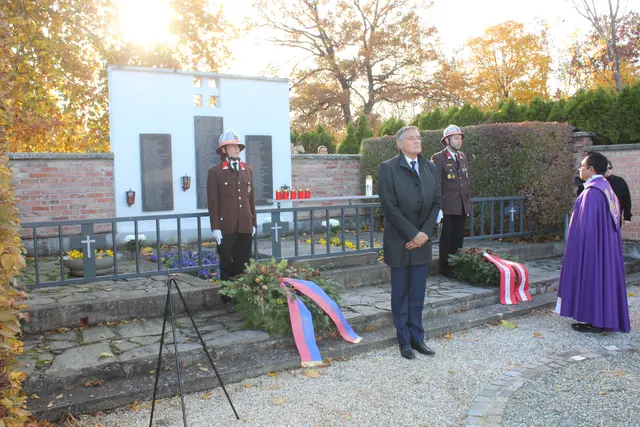 Mit einer feierlichen Zeremonie und großem Gemeinschaftssinn gedachten die Strasshoferinnen und Strasshofer am Allerheiligentag ihrer Verstorbenen. | Foto: Stadtgemeinde Strasshof