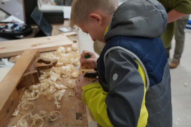Beim Stand der Tischlerei Prehal wurde gehobelt. | Foto: Johannes Brandner