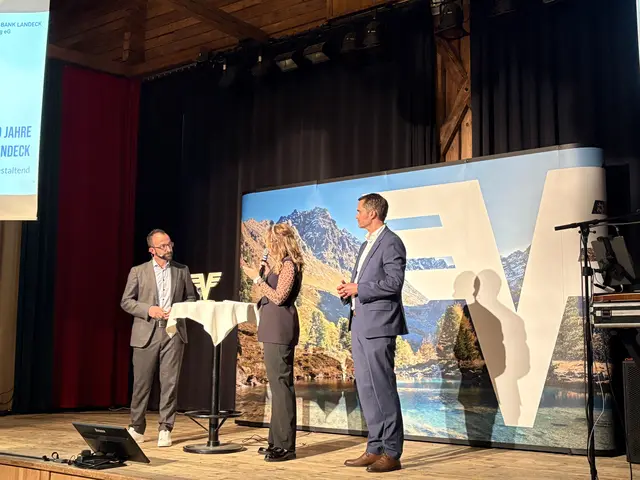 Die beiden Vorstände der Volksbank Landeck Holding eG, Thomas Schärmer (links) und Michael Jörg (rechts), im Gespräch mit Moderatorin Denise Neher.  | Foto: Elisabeth Zangerl