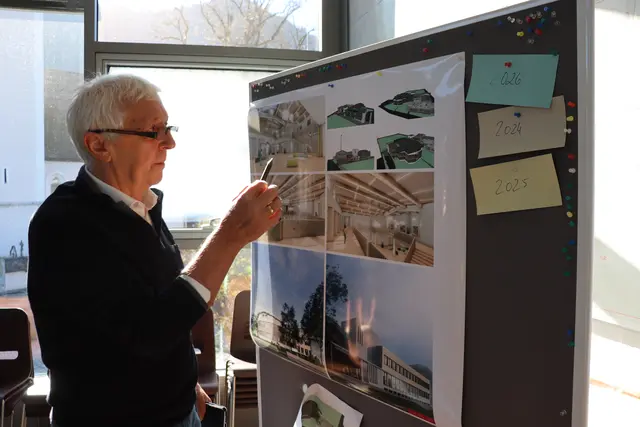 Bürgermeister Josef Auer zeigt die Pläne für die neue Volksschule. | Foto: Christiane Nimpf