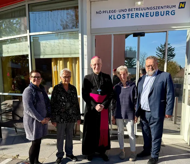 Die stellvertretende Direktorin Angelika Traschler (ganz li.) und Direktor Michael Strozer (re.) freuen sich mit den ehrenamtlichen Mitarbeiterinnen Lore Brunnbauer (2.v.l.) und Christiane Rauckenberger (2.v.r.) über den Besuch von Weihbischof Franz Scharl (Mitte). | Foto: PBZ Klosterneuburg