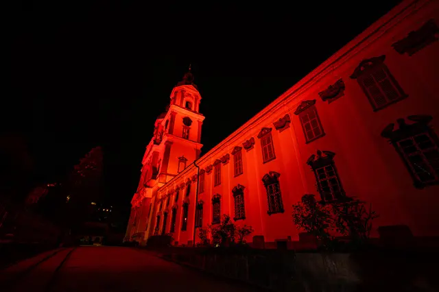 Der „Red Wednesday“ ist eine Initiative, bei der Kirchen und Gebäude rot beleuchtet werden, um auf das Schicksal verfolgter Christ:innen weltweit aufmerksam zu machen.
  | Foto: Werner Kerschbaummayr