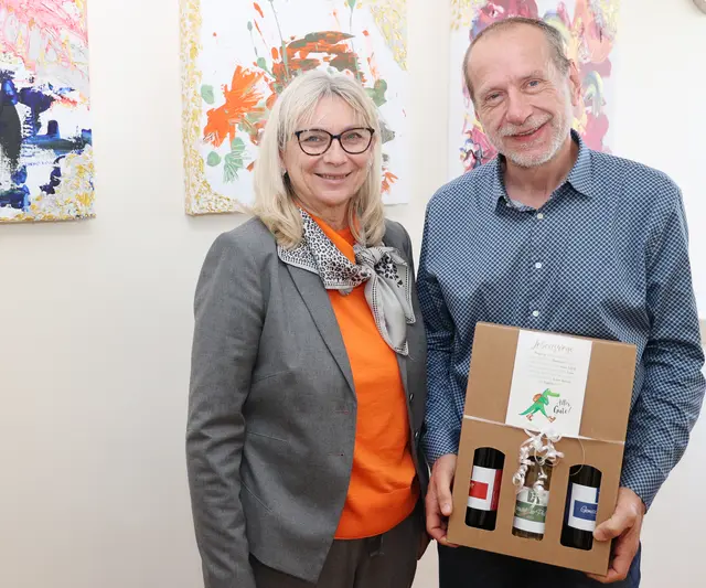 Geschäftsführerin Silvia Bodi verabschiedet Direktor Gregor Herzog. | Foto: Gesundheit Thermenregion