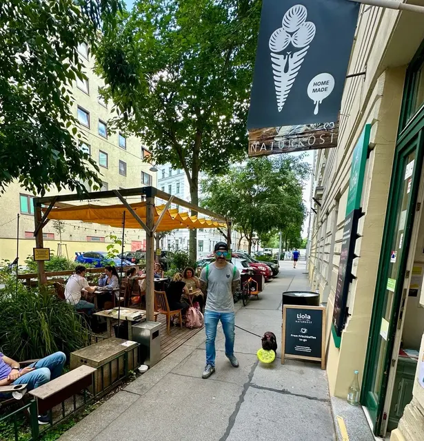 Auch einen Schanigarten gibt's. | Foto: Naturkost Liola