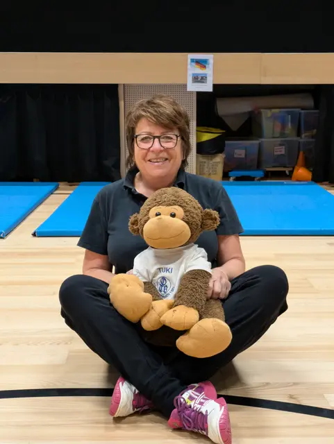Anita Bamberger und Tuki, der Turnaffe: Rund sieben Kinderturnkurse des ÖTB Münzkirchen leitet sie heuer. Allesamt voll besetzt. 