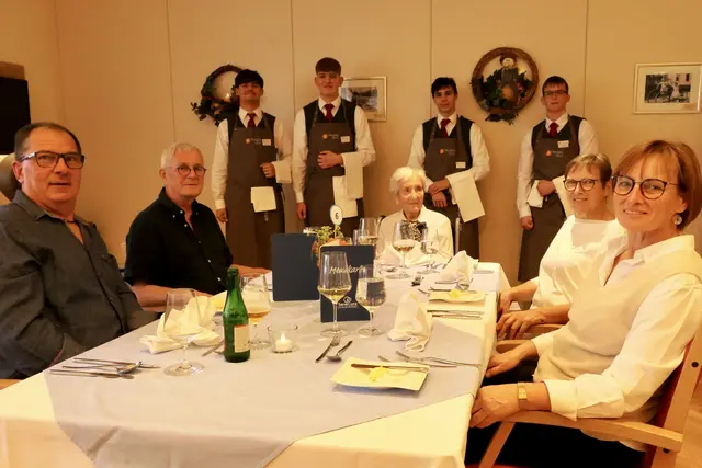 Stimmungsvolles Ambiente: Bewohnerin Anna Lehner (Mitte) und Angehörige (v.l.n.r.) Franz Haas, Sohn Paul Lehner, Schwiegertochter Christa Lehner und Gabi Haas genossen das festliche Candle-Light-Dinner mit dem erstklassigen Service der Schülerinnen und Schüler der Lehranstalt für Tourismus am Pannoneum Neusiedl am See.  | Foto: SeneCura