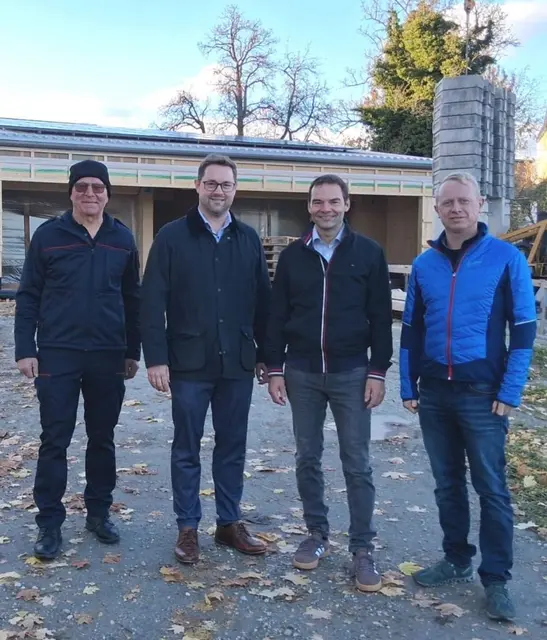Bezirksparteiobmann Florian Hiegelsberger (2.v.l.) und Vizebürgermeister Rudolf Waldenberger (2.v.r.) besuchten mit weiteren Vertretern aus der Gemeinde die Baustelle in Geboltskirchen. | Foto: OÖVP-Grieskirchen