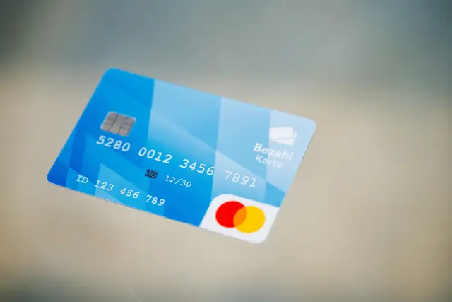 Die Bezahlung mittels Sachleistungskarte wird in der Steiermark eingeführt, die Ausrollung startet.  | Foto: Matthias Balk / dpa / picturedesk.com