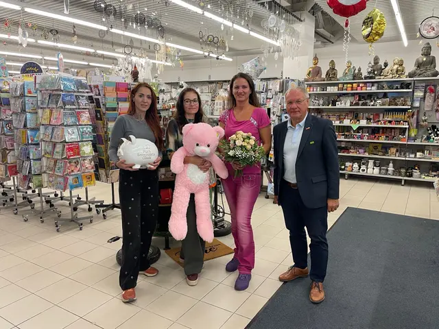 Feldbachs Bürgermeister Josef Ober gratulierte Geschäftsführerin Lydia Grossmann (2. v. r.) und ihrem Team bei seinem Besuch am neuen Standort zum neuen Geschäftslokal. | Foto: Stadtgemeinde Feldbach