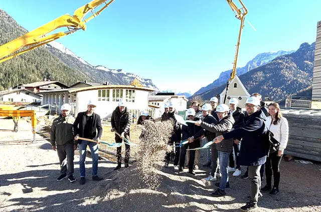 Gemeinde- und Firmenvertreter sowie Planer setzten den Spatenstich.