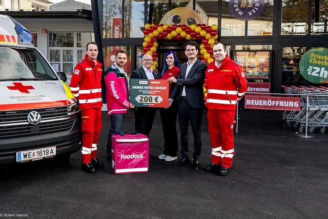 Penny und foodora übergaben einen 200-Euro-Gutschein an das Rote Kreuz Wels. | Foto: Rewe