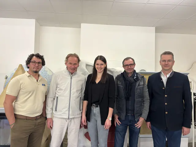 David Perzl, Stephan Rendl, Europameisterin Sara Sinhuber, Gerald Zwinz und David Atzinger sind stolz auf die fleißige Jugend. | Foto: Lina Chalusch