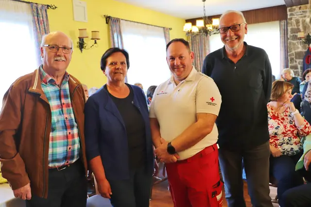 Josef Alter, Edith Ortner und Andreas Ranftl vom Vorstand Seniorenbund Zwaring-Pöls dankten Andreas Zmugg für seine wertvollen Erklärungen zur Ersten Hilfe | Foto: Edith Ertl