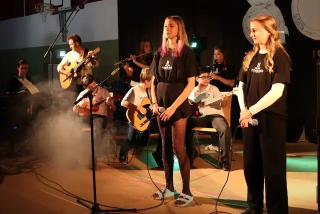 Die Bandkinder wurden mit Partynebel begrüßt | Foto: Gerhard Langmann