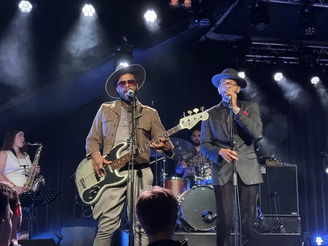 Adrian Younge mit Soul-Sänger Loren Oden im Innsbrucker Treibhaus. | Foto: Kendlbacher