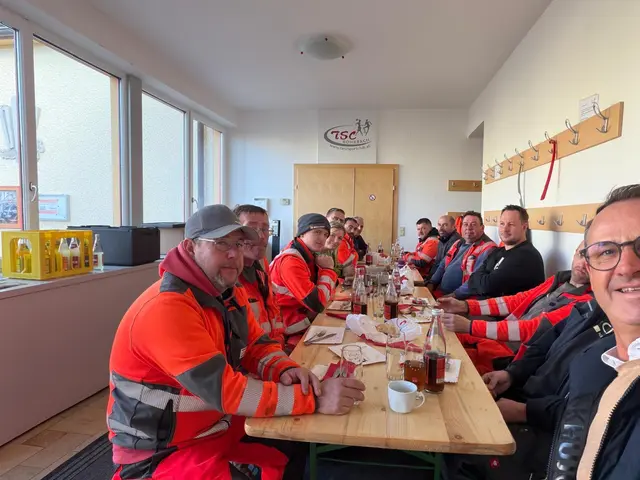Mit einer zünftigen Jause bedankten sich Bundesrat Bürgermeister Dominik Reisinger, Bau-Holz-Landesvorsitzender Bertl Brunner und das Team der SPÖ-Bezirksorganisation bei den Arbeitern in der Schulstraße in Rohrbach-Berg.