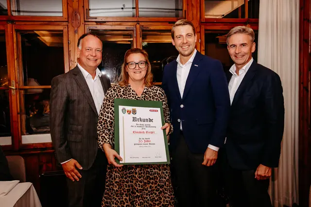 GF Eugen Roth, Elisabeth Garger, GF Philipp Gady und Werner Walter – es wurde zum 20jährigen Dienstjubiläum gratuliert. | Foto: Gady FamilyJulia Kerschbaumer