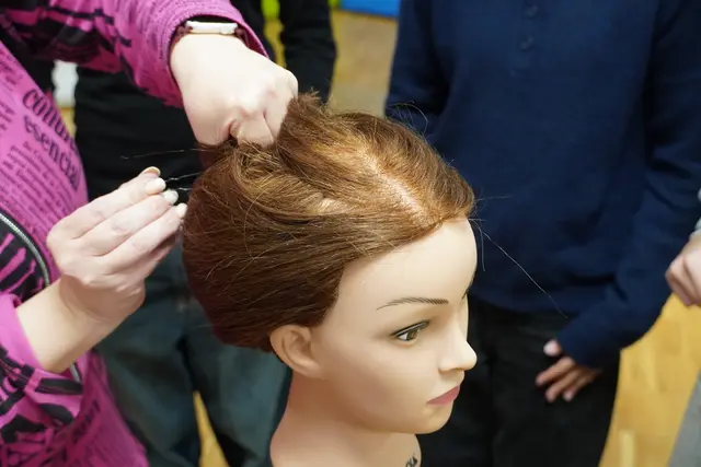 An einer Puppe werden die Handgriffe demonstriert. | Foto: Johannes Brandner