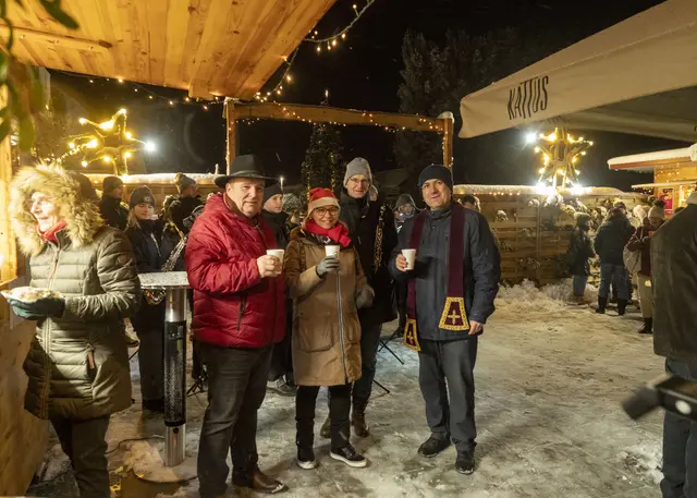 Am Adventmarkt in Zwentendorf. | Foto: Marktgemeinde Zwentendorf